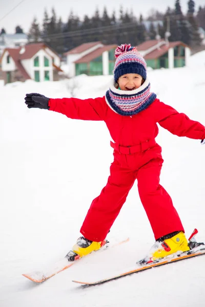 Маленькая Смешная Улыбающаяся Девочка Красном Лыжах — стоковое фото