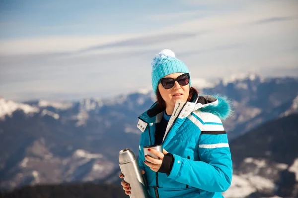 Счастливая женщина, отдыхающая на вершине горы в пасмурный зимний день, туристический отпуск, пейзажный фон гор . — стоковое фото