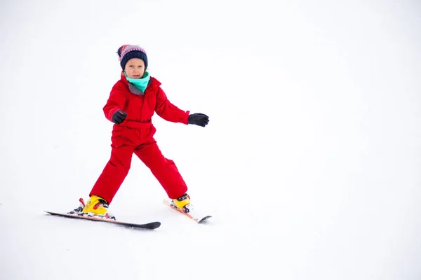 Mała dziewczynka, szkolenia, narciarstwo — Zdjęcie stockowe
