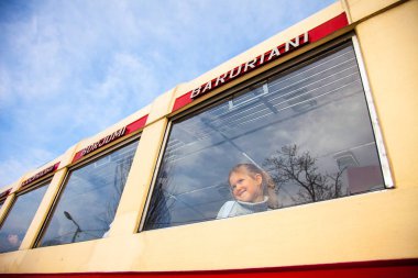 Küçük kız eski Gürcü penceresine bakarak tren Kukushka, dışarı--dan görünüm