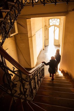 Geleneksel eski Tiflis tarzı ön kapıdan, unrecognizible insanlar yürüyerek turist