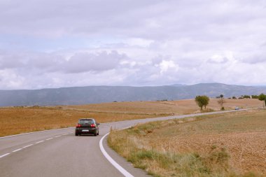 Modern araç asfalt yol boyunca bulutlu gün aracılığıyla güzel doğa gezisi sırasında at binme