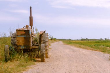 Paslı eski traktör makine kırsal uzak kırsal kesimde bulutlu gün yol üzerinde