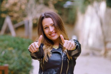 Genç kadın el başparmak Park