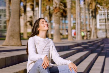Yan görünümü taze hava nefes rahatlatıcı bir genç kadının portresi