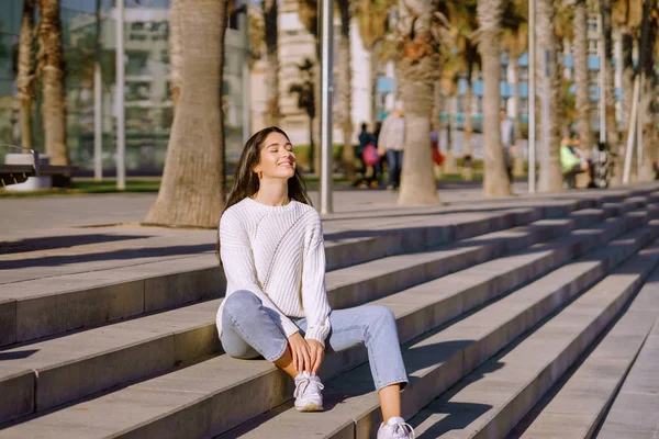 Mutlu genç kadın ile bir şehir içinde belgili tanımlık geçmiş derin temiz hava nefes