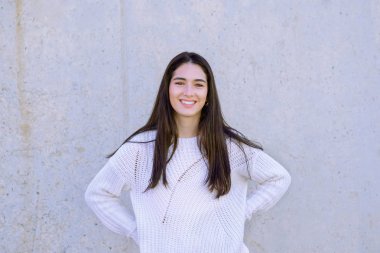 Mükemmel beyaz dişler ve kamera - görüntü arıyor beyaz kazak giyen gülümseme ile mutlu kız