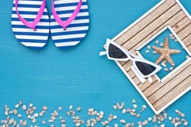 Ahşap arka planda fotokopi alanı olan plaj aksesuarları. Tatil ve seyahat öğeleri, üst görünüm