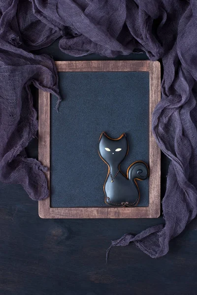 自制的姜饼饼干以黑猫的形式 万圣节概念 — 图库照片