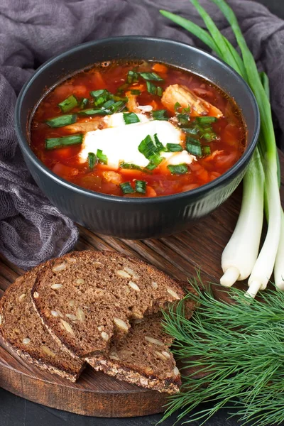 Ciotola Tradizionale Zuppa Barbabietola Borscht Con Panna Acida Pane Fresco — Foto Stock