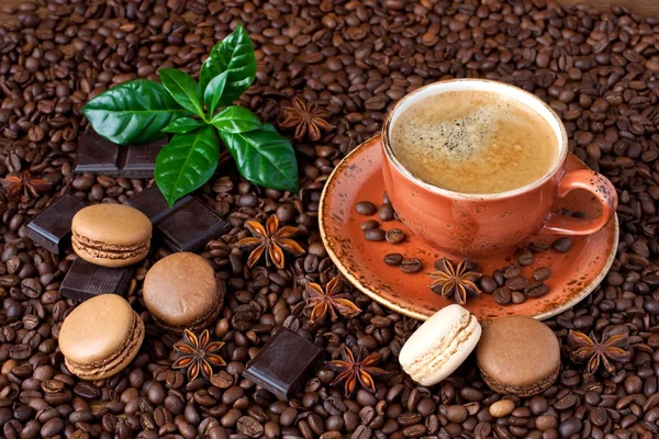 Kaffekopp Franska Mandelbiskvier Mörk Choklad Och Färska Blad Kaffebönor Bakgrund — Stockfoto