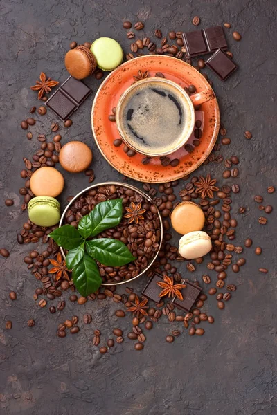 コーヒー カップ フランスのマカロン ダーク チョコレート 新鮮な暗い背景に残します コピー Spac のトップ ビュー — ストック写真
