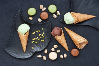 Dondurma waffle ve macarons çerezleri beton zemin üzerine farklı türde