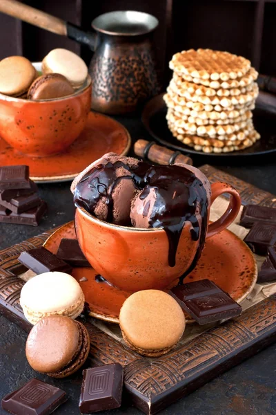 Maccheroni Francesi Gelato Cioccolato Con Salsa Dolce Focus Selettivo — Foto Stock