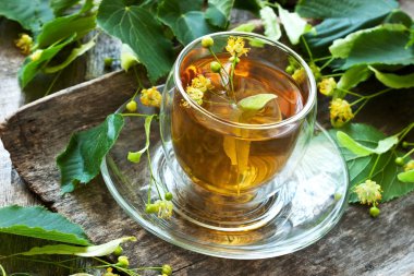 Linden cam bardak bitkisel çay. Alternatif Tıp oncept