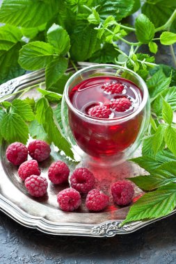 Berry içecek bir bardak taze ahududu, sığ derinlik-in tarla ile seçici odak ile