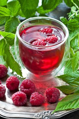 Yaz ahududu soğuk içecek (suyu, kokteyl, meyve çayı) ile çilek, seçici odak