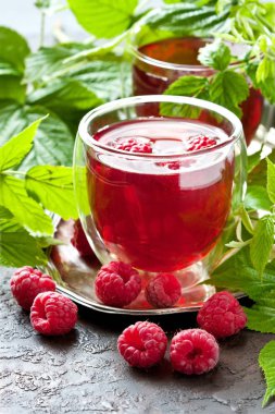 Berry içecek bir bardak taze ahududu, sığ derinlik-in tarla ile seçici odak ile