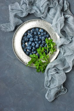 Taze olgun böğürtlen yaprakları gri taş zemin üzerine, kopya alanı ile üstten görünüm