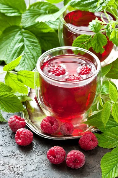 Yaz ahududu soğuk içecek (suyu, kokteyl, meyve çayı) ile çilek, seçici odak