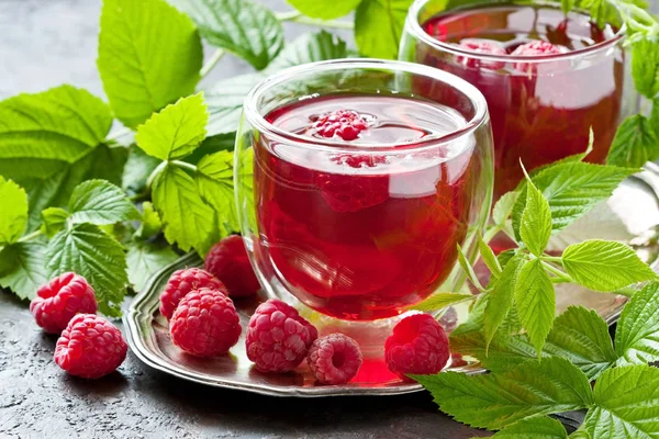 Yaz ahududu soğuk içecek (suyu, kokteyl, meyve çayı) ile çilek, seçici odak