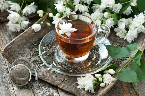 Kwiatów Jaśminu Filiżankę Herbaty Tle Rustykalnym — Zdjęcie stockowe