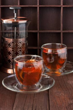 Ahşap arka plan cam bardakta çay ile kompozisyon