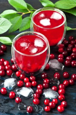 Soğuk içecek kiraz koyu ahşap zemin üzerine gözlük, sığ derinlik-in tarla ile seçici odak ile