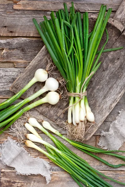 Young Fresh Bunch Green Onions Scallions Placed Wooden Background Rustic — Stock Photo, Image