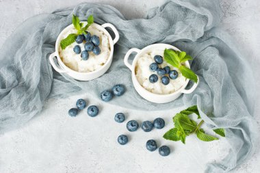 Kahvaltıda yaban mersinli pirinç lapası ya da puding. Sağlıklı beslenme. Kopya alanı ile üst görünüm
