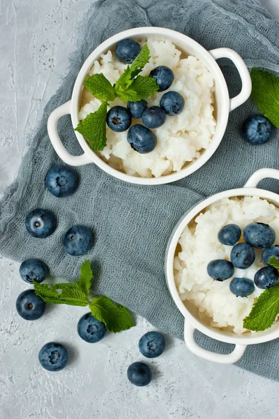 Rijstpap Pudding Met Bosbessen Als Ontbijt Gezonde Voeding Bovenaanzicht Met — Stockfoto
