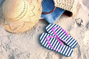 Yaz aksesuarları - çanta, hasır şapka ve terlik doğal kum plaj