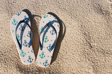 Doğal kum, yaz arka plan üzerinde renkli plaj terlikleri