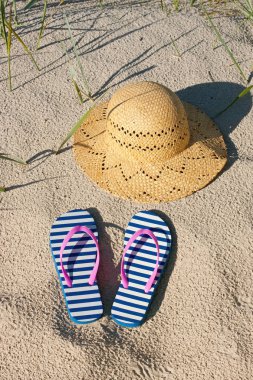 Doğal kum, yaz arka plan üzerinde renkli plaj terlikleri