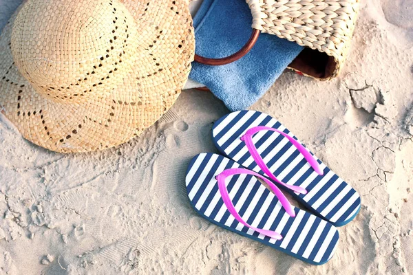 Yaz aksesuarları - çanta, hasır şapka ve terlik doğal kum plaj