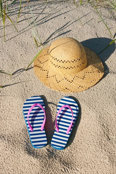 Doğal kum, yaz arka plan üzerinde renkli plaj terlikleri