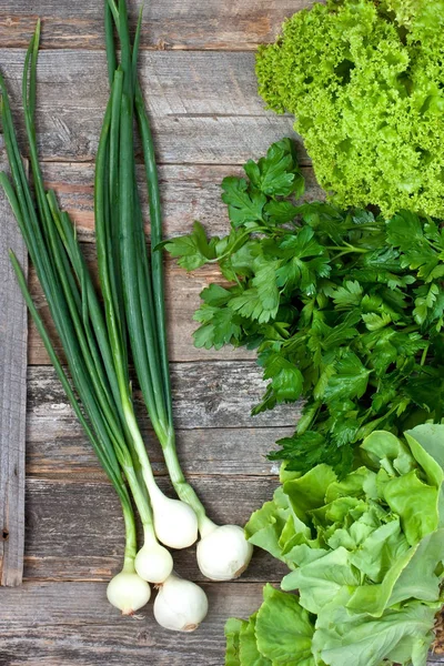 Verse Groene Groenten Houten Achtergrond Bovenaanzicht Met Kopie Ruimte — Stockfoto