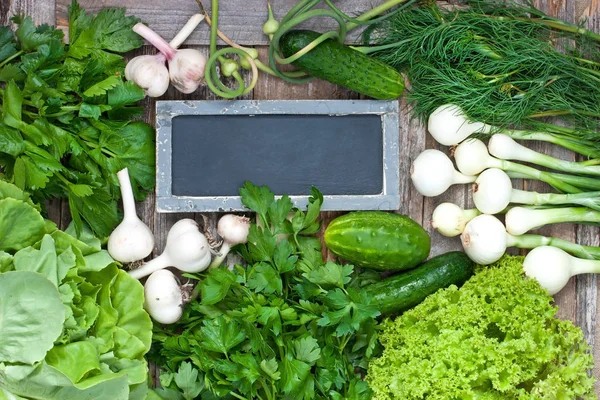 Zelená Zelenina Dřevěné Pozadí Petržel Okurka Kopr Cibule Salát Zdravé — Stock fotografie