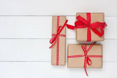 Tahta yüzeyinde hediye kutuları olan tatil geçmişi. Noel konsepti. Kopyalama alanı olan arkaplan