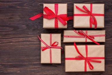 Tatil hediye kutuları Ahşap yüzeyi ile arka plan. Noel kavramı. Arka plan kopya spac ile