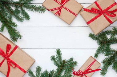 Tahta yüzeyinde hediye kutuları olan tatil geçmişi. Noel konsepti. Kopyalama alanı olan arkaplan