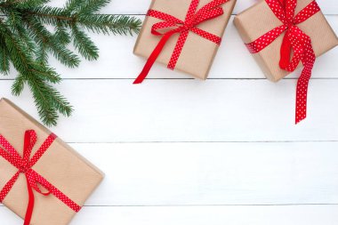 Tahta yüzeyinde hediye kutuları olan tatil geçmişi. Noel konsepti. Kopyalama alanı olan arkaplan