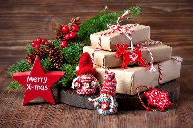 Komik Noel oyuncaklar ahşap arka plan üzerinde. Evlendirmek Noel