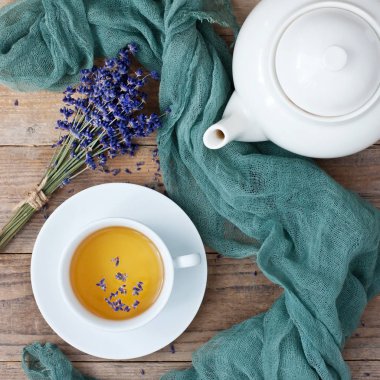 Sağlıklı Bitkisel lavanta çay Kupası ahşap arka plan, üstten görünüm lavanta çiçekleri ile