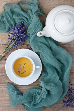Bir fincan çay, Çaydanlık ve lavanta çiçekleri. Bitki çayı, üstten görünüm