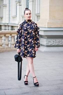 Moda elbise poz çekici genç modeli