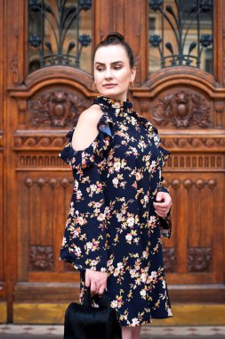 Moda elbise poz çekici genç modeli