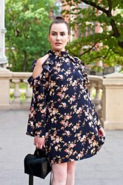 Moda elbise poz çekici genç modeli