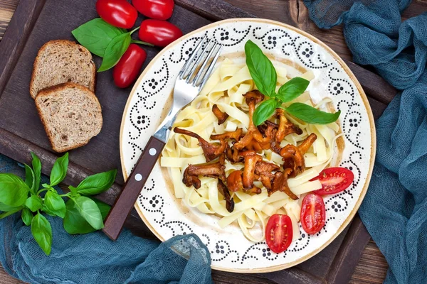 Fancy Fetuccine Pasta Mushrooms Decorated Basil Leaves — Stock Photo, Image