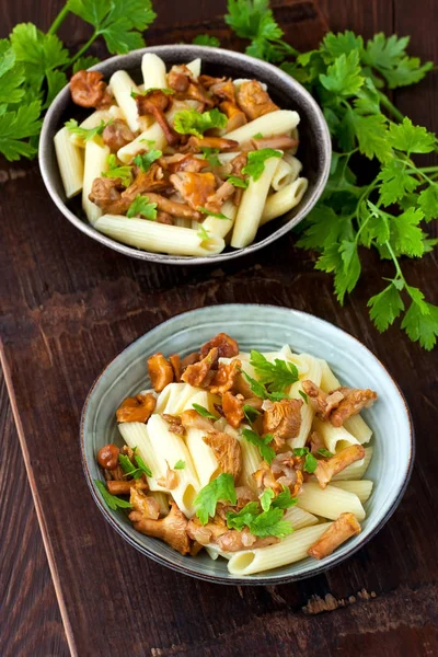 Pasta con champiñones y salsa de cebolla —  Fotos de Stock